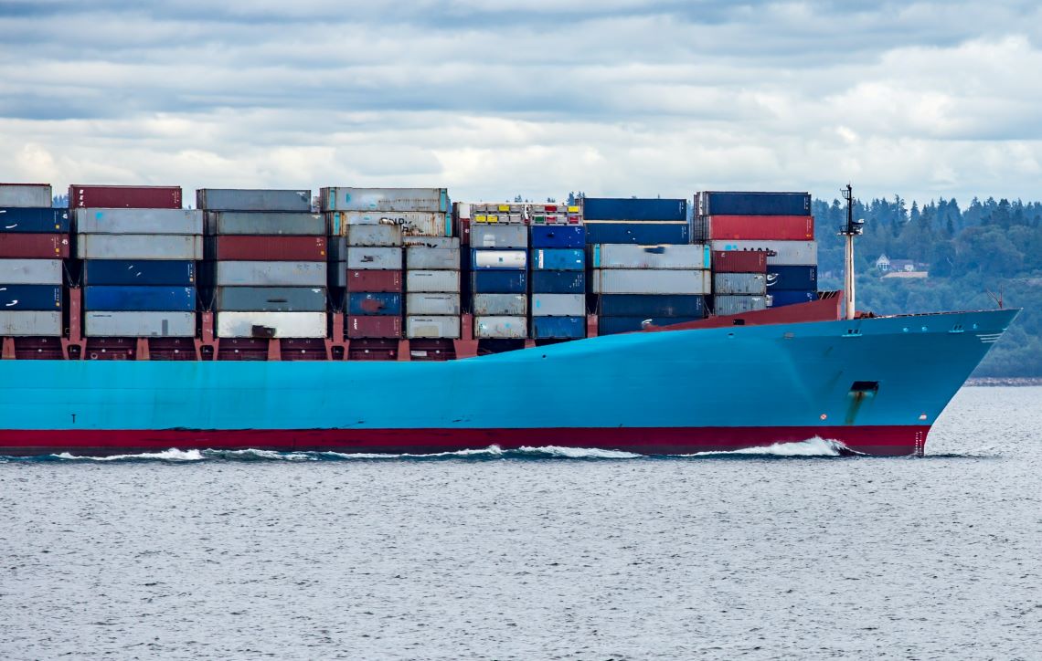 Ein großes Handelsschiff