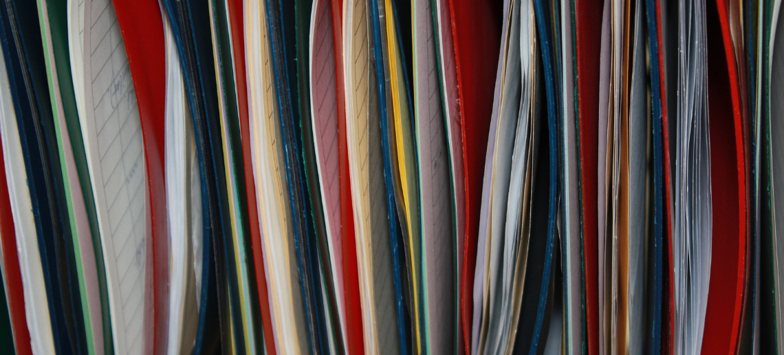 Viele Ordner mit Papier