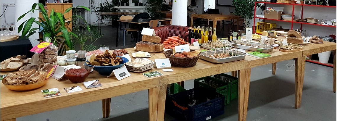 Essen auf einer großen Tafel