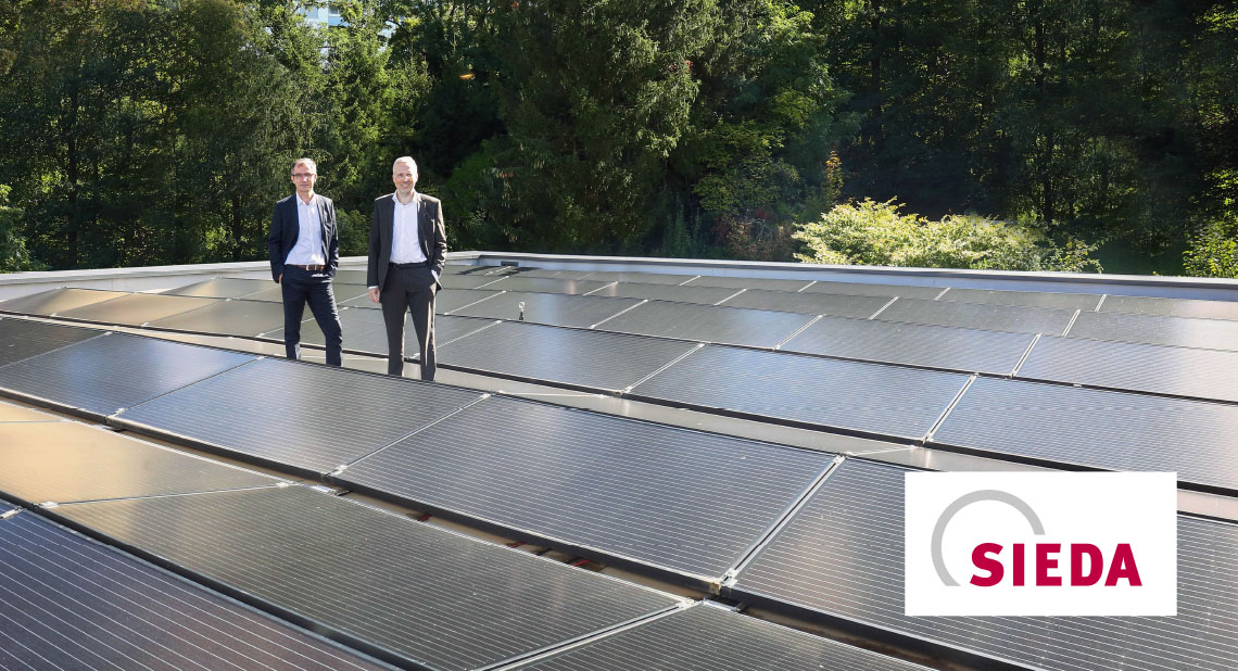 Solaranlage auf dem Dach des sanierten Gebäudes von SIEDA mit dem Geschäftsführer Enno Tolzmann und Alexander Wilms (Prokurist
