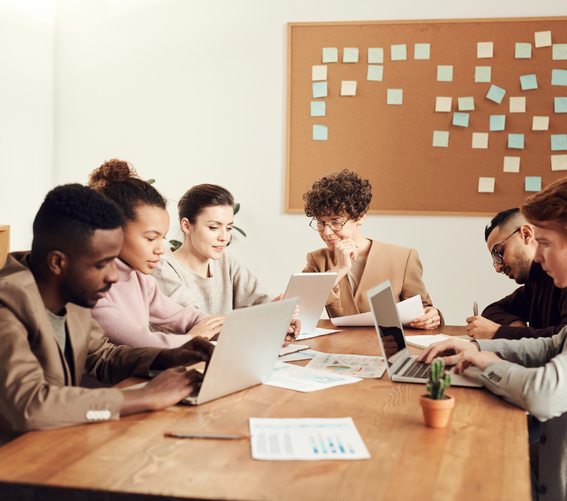 Büroszene mit Menschen, die gemeinsam an einem Tisch arbeiten