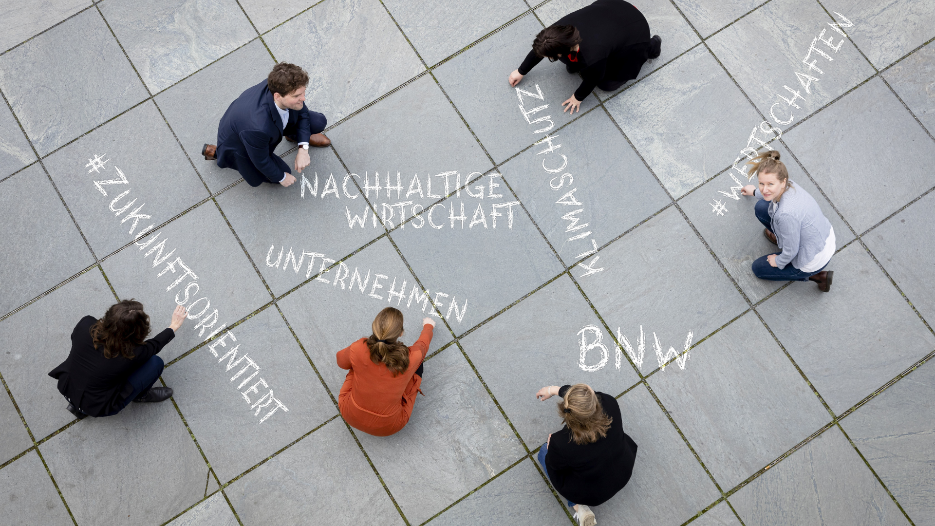 Das BNW-Team schreibt mit Kreide Nachhaltige Wirtschaft, Unternehmen, Klimaschutz. Zukunftsorientiert, BNW und #Wertschaften