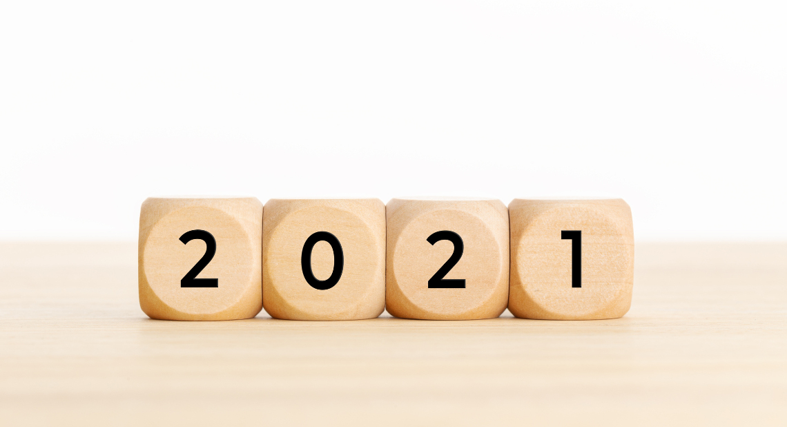 Die Zahl 2021 auf etwas, das so aussieht wie Würfel