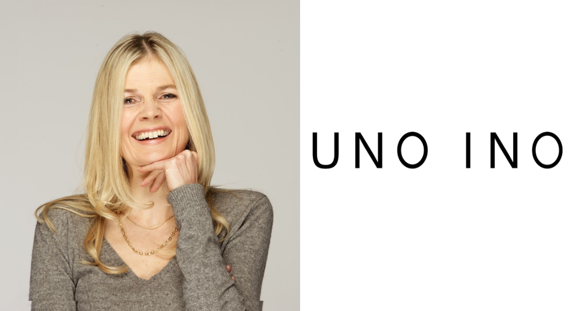 Porträt von Anita Merzbacher. Sie hat lange blonde Haare und die Hand am Kinn und lacht. Auf der zweiten Hälfte des Bildes ist das Logo von Uno Ino auf weißem Hintergrund