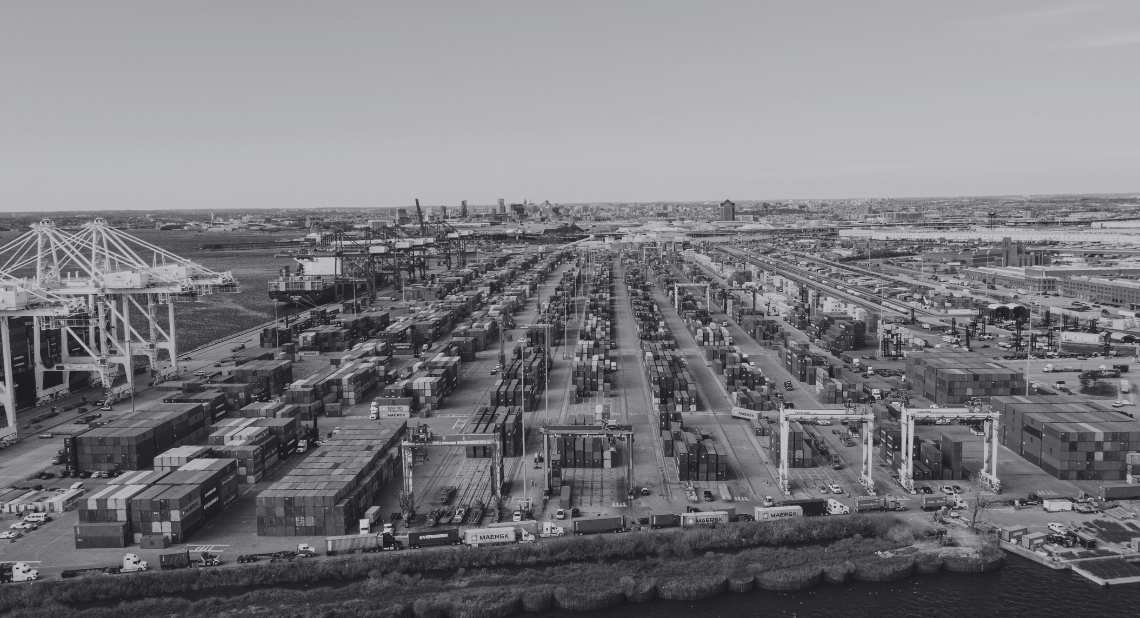Hafen mit Containern und Schiffen