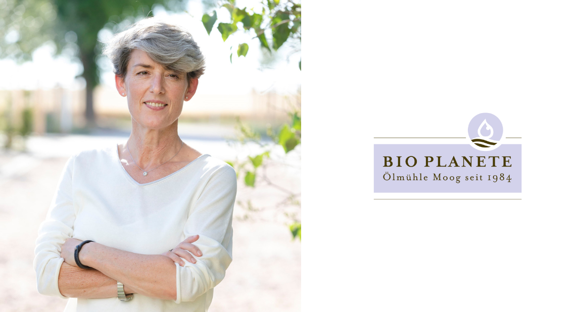 Porträt von Judith Faller Moog. Daneben das Logo von BIO PLANÈTE auf weißem Hintergrund