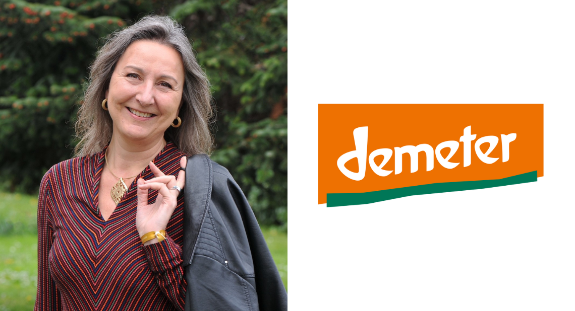 Porträt von Elisabeth Huber in einem roten Oberteil mit einer Jacke über einer Schulter. Daneben das Logo von demeter