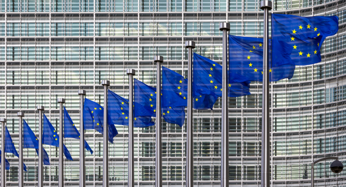 Flaggen vor dem EU Parlament in Brüssel