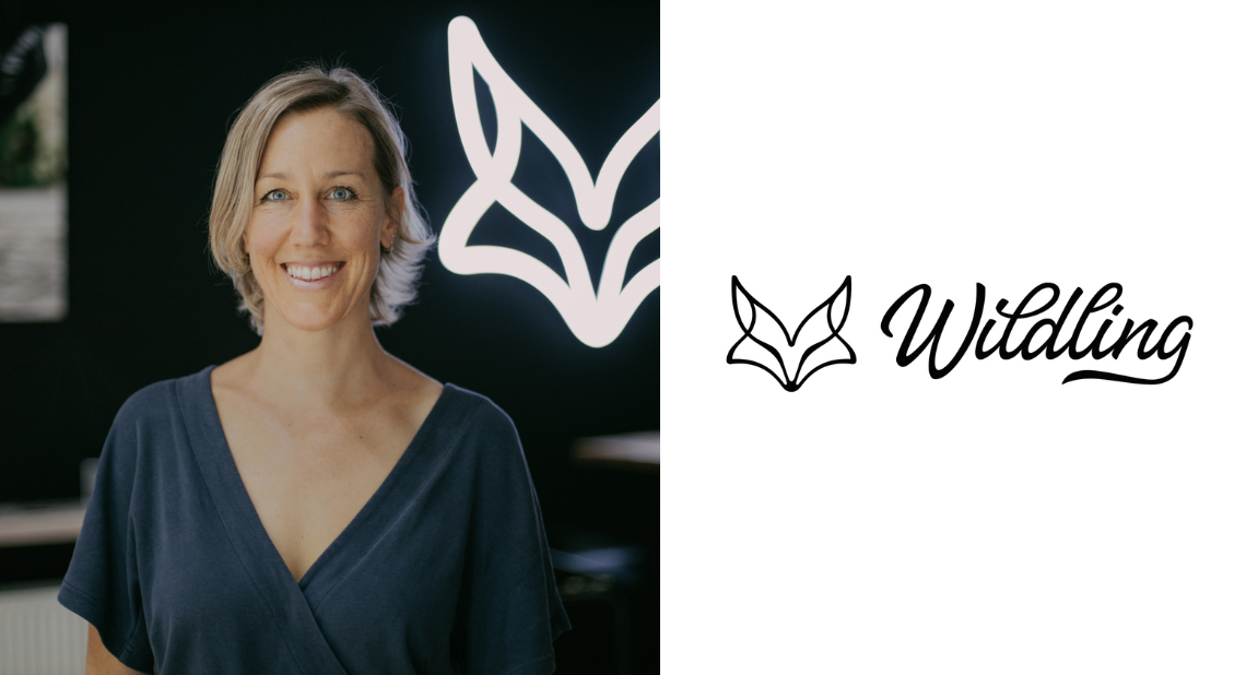 Porträt von Anna Yona links und rechts das Wildling-Logo vor weißem Hintergrund