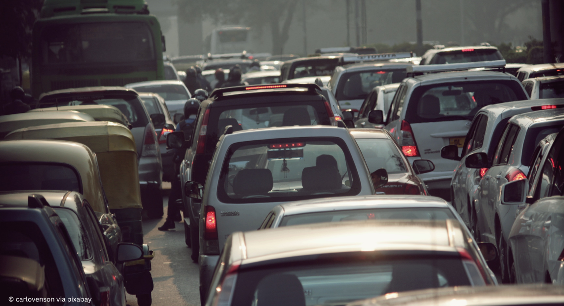 Autos stehen im Stau