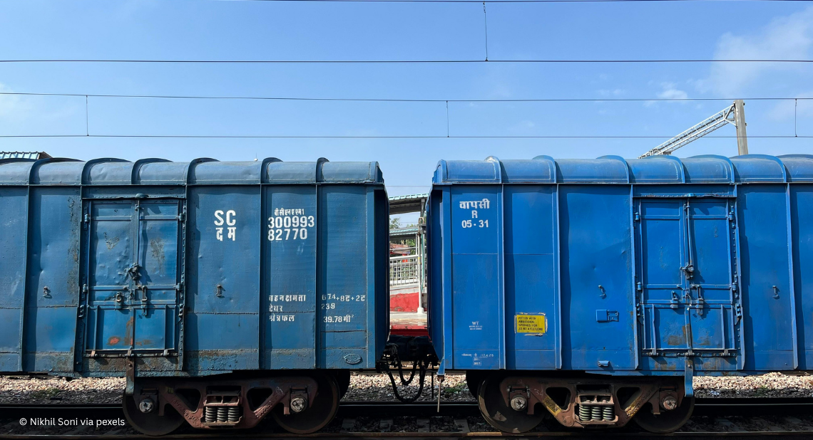 Frachtzug mit blauen Containern