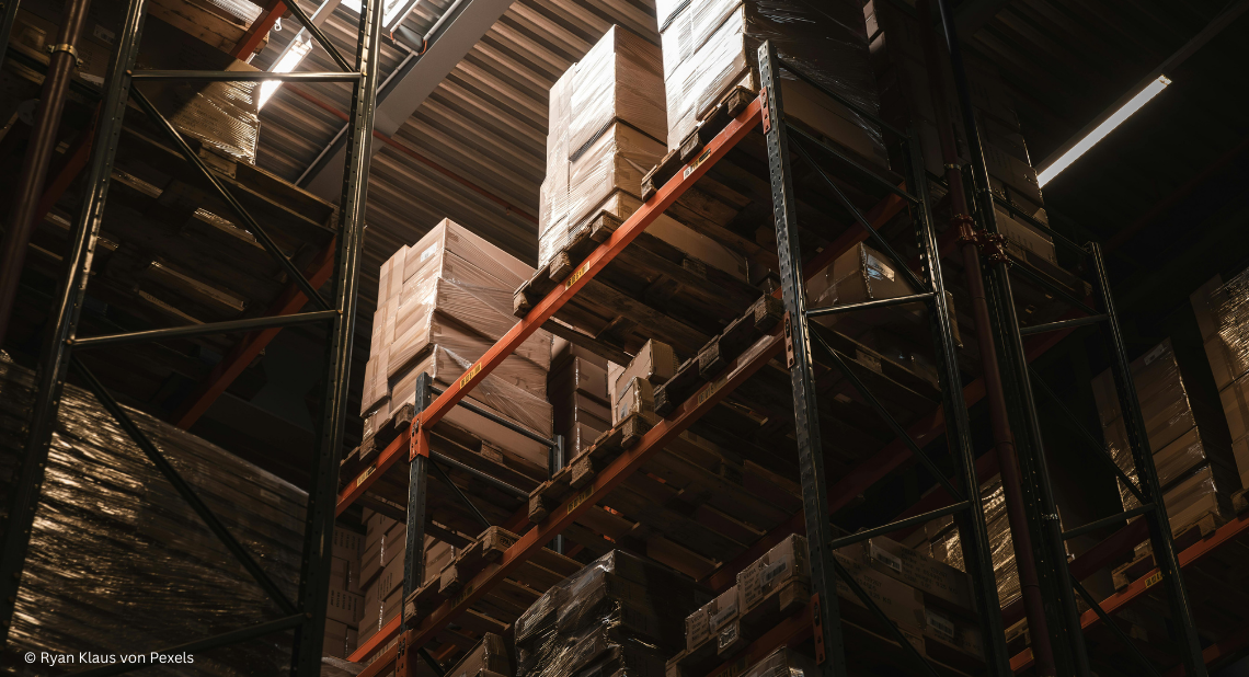 Hochregal von unten aufgenommen, mit Oberlicht