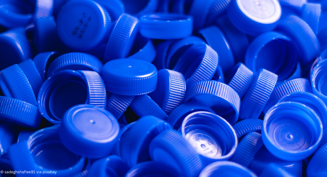 Blaue Flaschendeckel auf einem Haufen