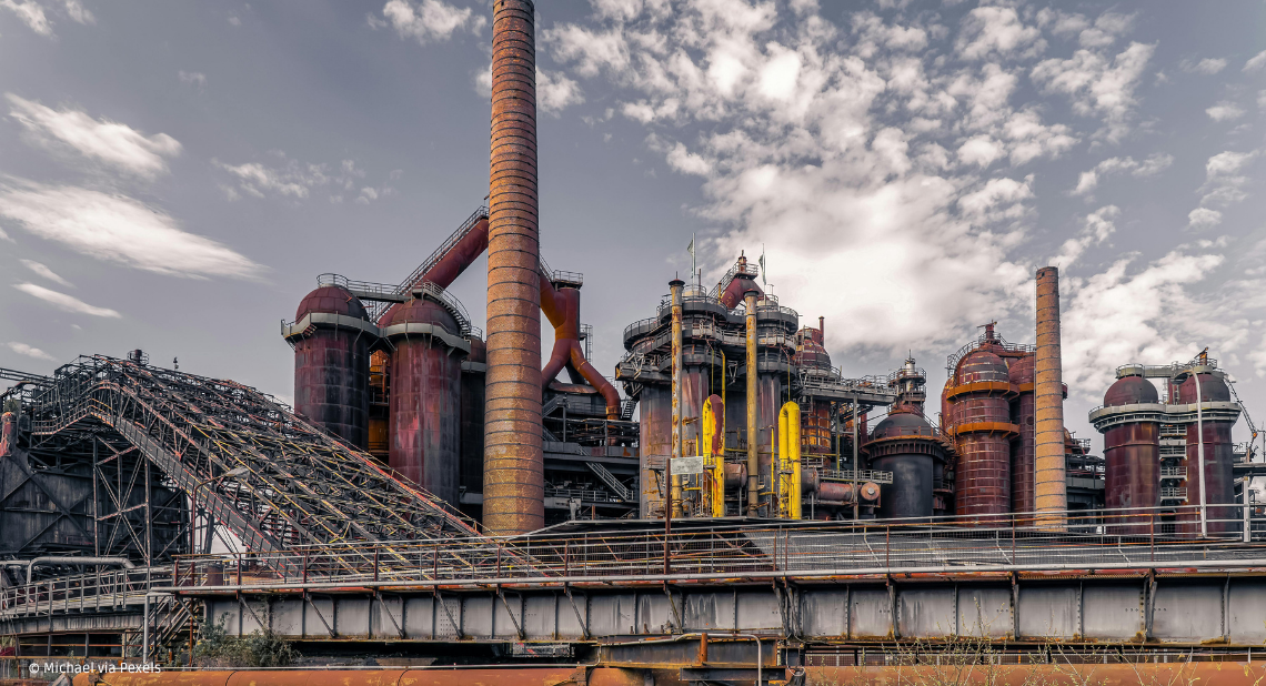 Stahlwerk vor blauem Himmel
