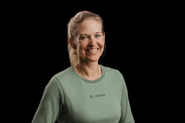 Porträt von Antje von Dewitz vor einem schwarzen Hintergrund