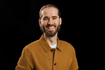 Porträt von Julius Palm vor schwarzem Hintergrund