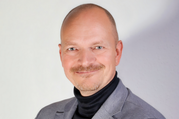 Porträt von Ronny Stein vor einem hellen Hintergrund