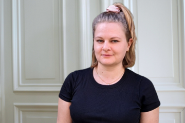 Porträt von Sophia Kipp vor einer weißen Altbau-Tür