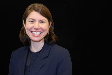 Porträt von Aysel Osmanoglu vor schwarzem Hintergrund