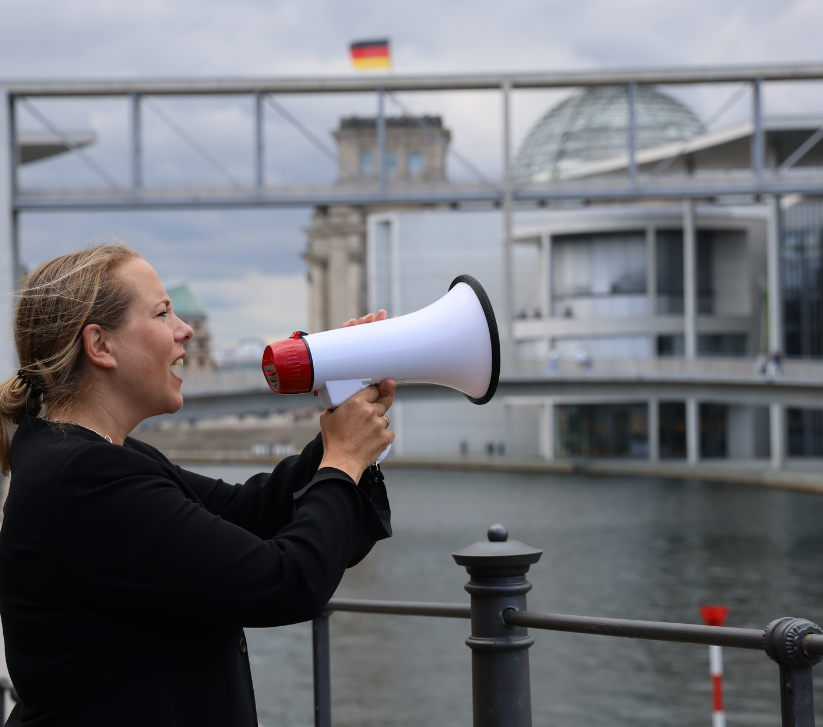 Katharina Reuter ruft  in ein Megafon