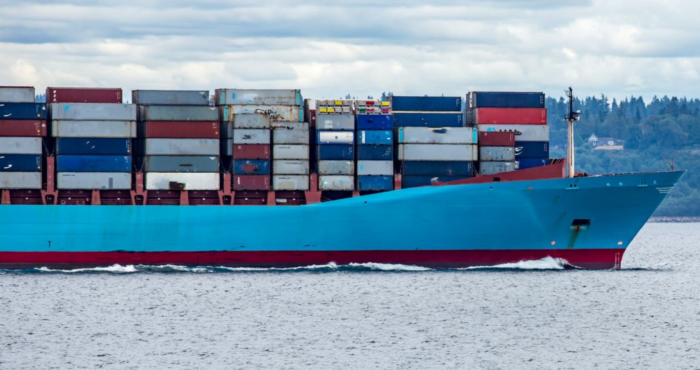 Ein großes Handelsschiff