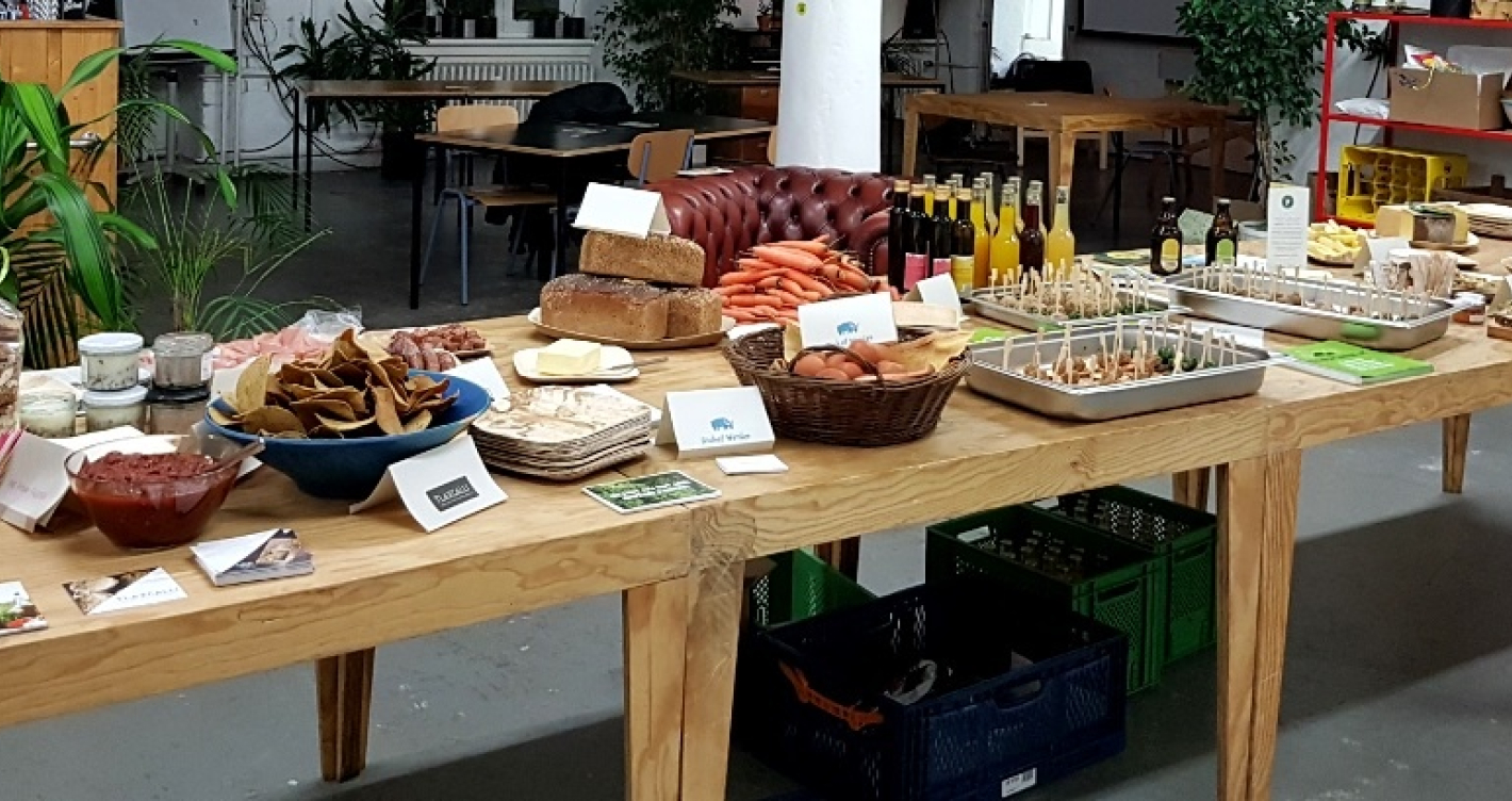 Essen auf einer großen Tafel
