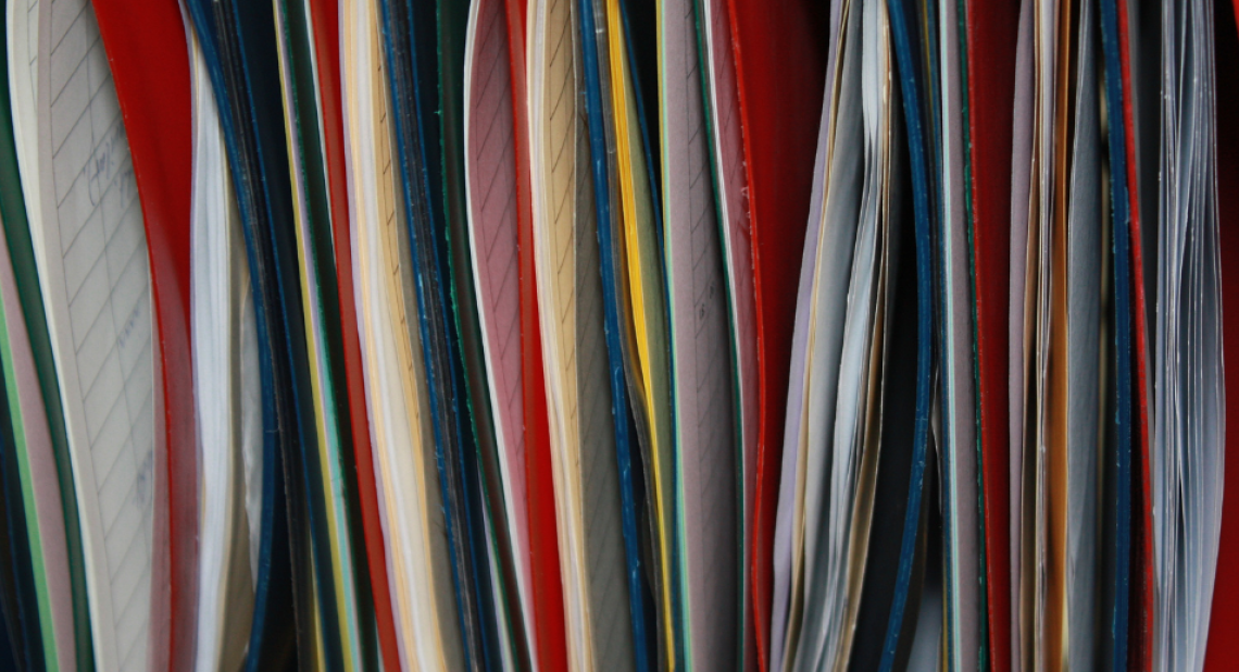 Viele Ordner mit Papier