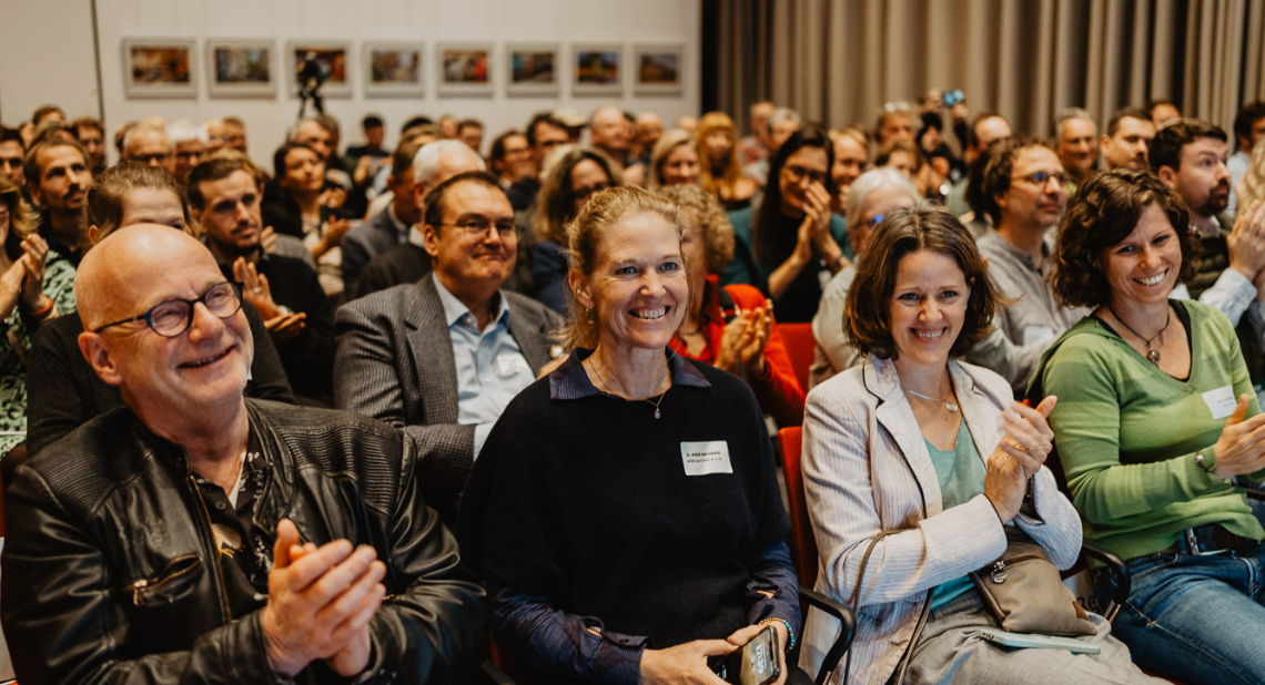 BNW Mitglieder sitzen zusammen