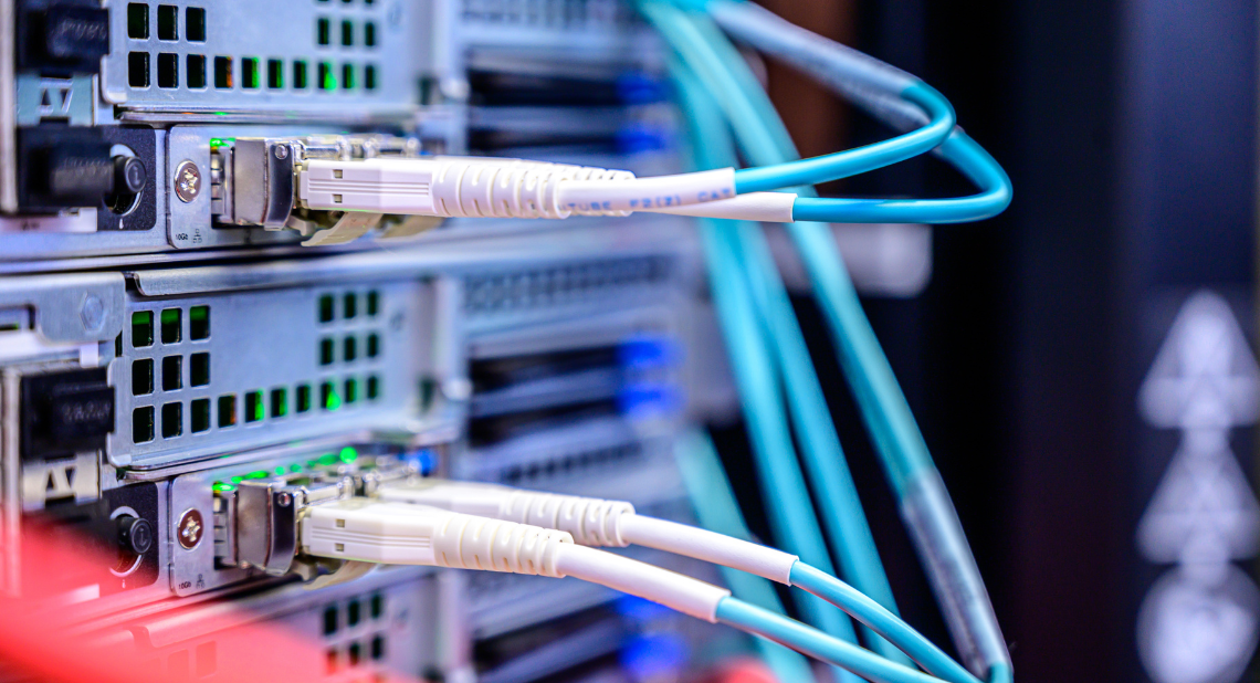 LAN-Kabel in einem Server