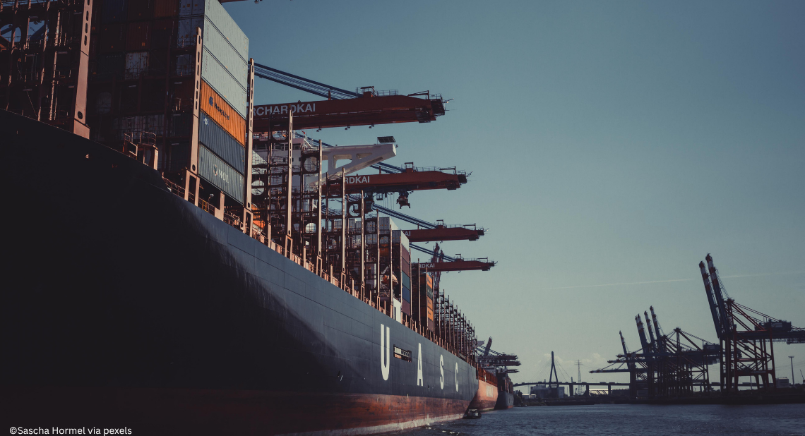 Containerschiff beim Auslaufen am Hafen