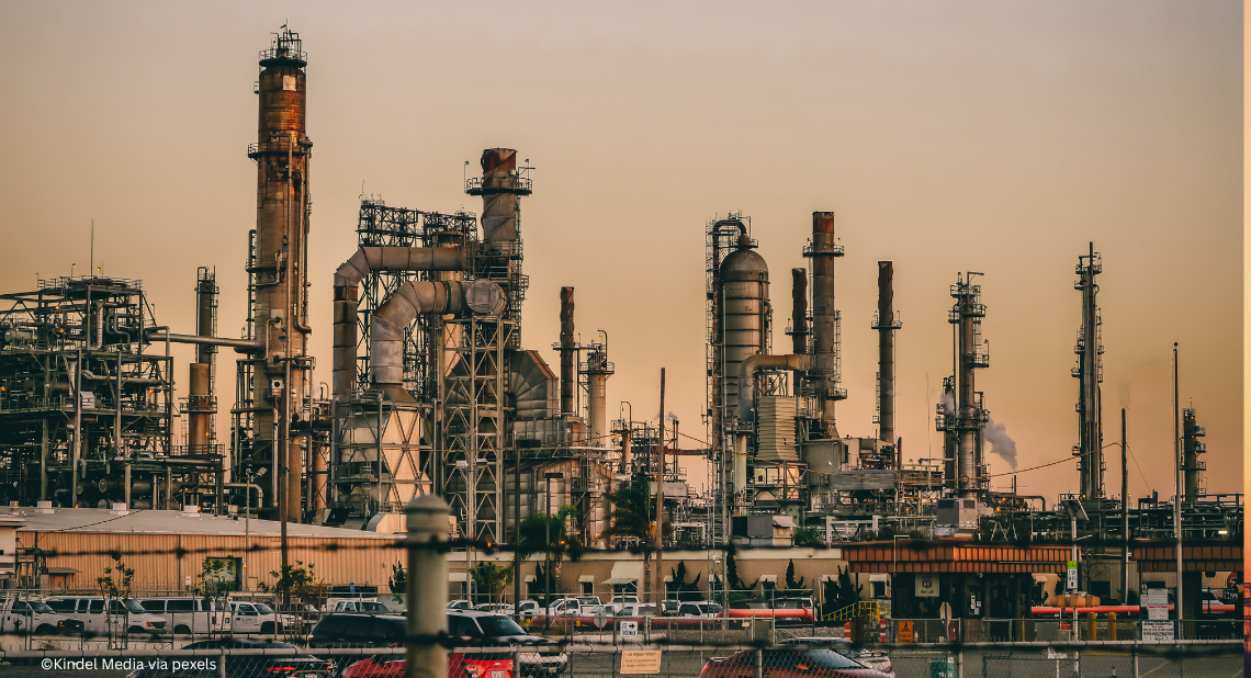 Kraftwerk mit Parkplatz im Vordergrund