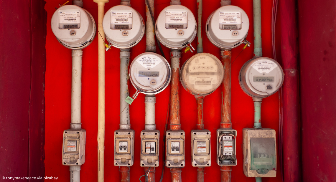 Stromzähler vor rotem Hintergrund