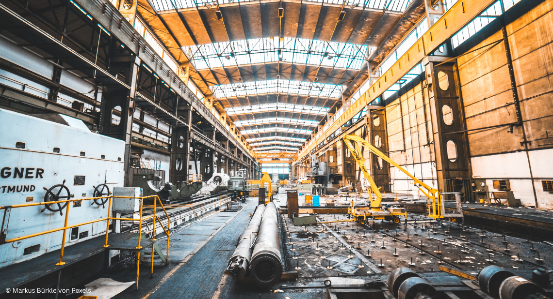 Werkshalle mit Stahlträgern