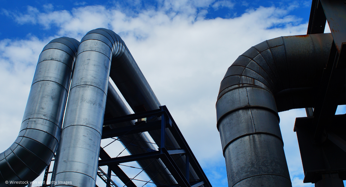 Fernwärmerohre vor blauem Himmel