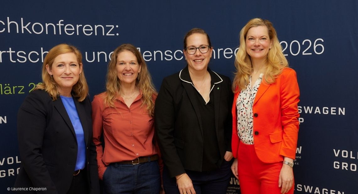 Gruppenbild unter anderem mit Katharina Reuter und Antje von Dewitz auf der Fachkonferenz zum Thema Menschenrechte