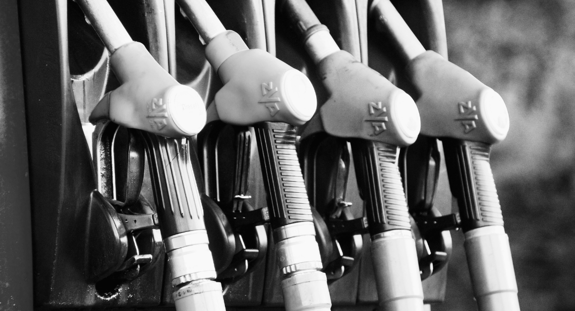 Zaphähne an einer Tankstelle