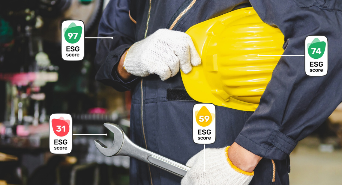 Ein Mensch in Blaumann mit einem gelben Helm unter dem Arm und einem großen Schraubschlüssel in der Hand. An Kleidung und Werkzeugen wird der ESG-Score angezeigt