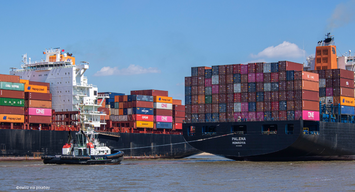 Containerschiffe und Schlepper auf Wasser