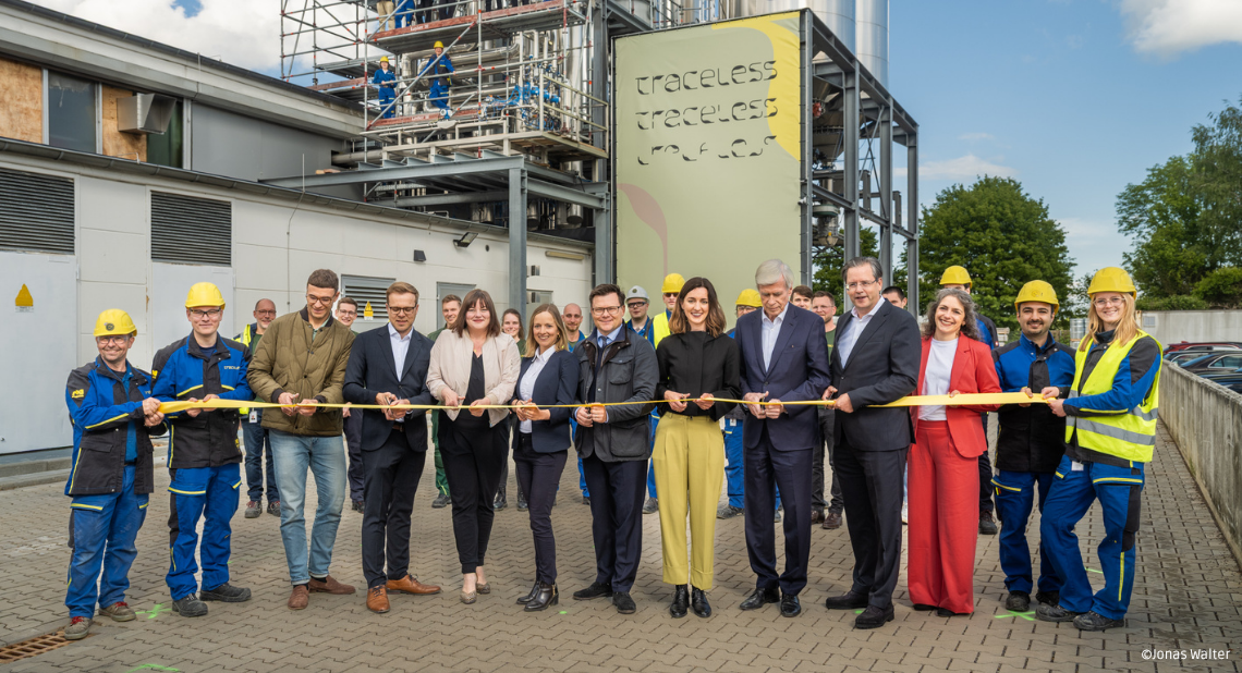 Eröffnungszeremonie vor der traceless Produktionsanlage, mit dem traceless Inbetriebnahme Team und Gästen, in der Mitte: v.l.n.r. Dr. Boris Ewenstein, Jakob Röskamp, Katharina Fegebank, Dr. Anne Lamp, Carsten Schneider, Sina Spingler, Dr. Michael Otto, Marko Schuster, Jonna Clasen - ©Jonas Walter