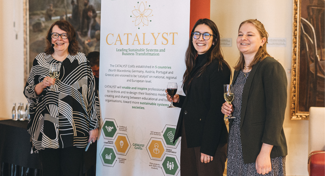 Catalyst Abschluss 2026, Drei Mitarbeiterinnen vor dem Catalyst Rollup