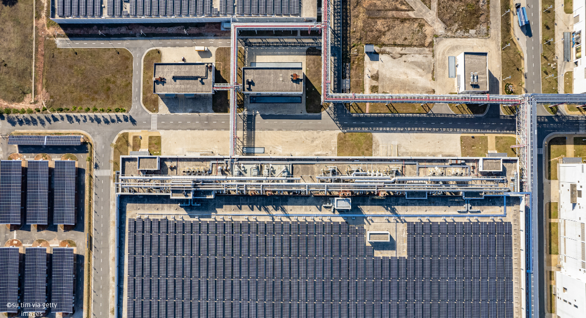 Solarpanele auf einem Fabrikgebäude