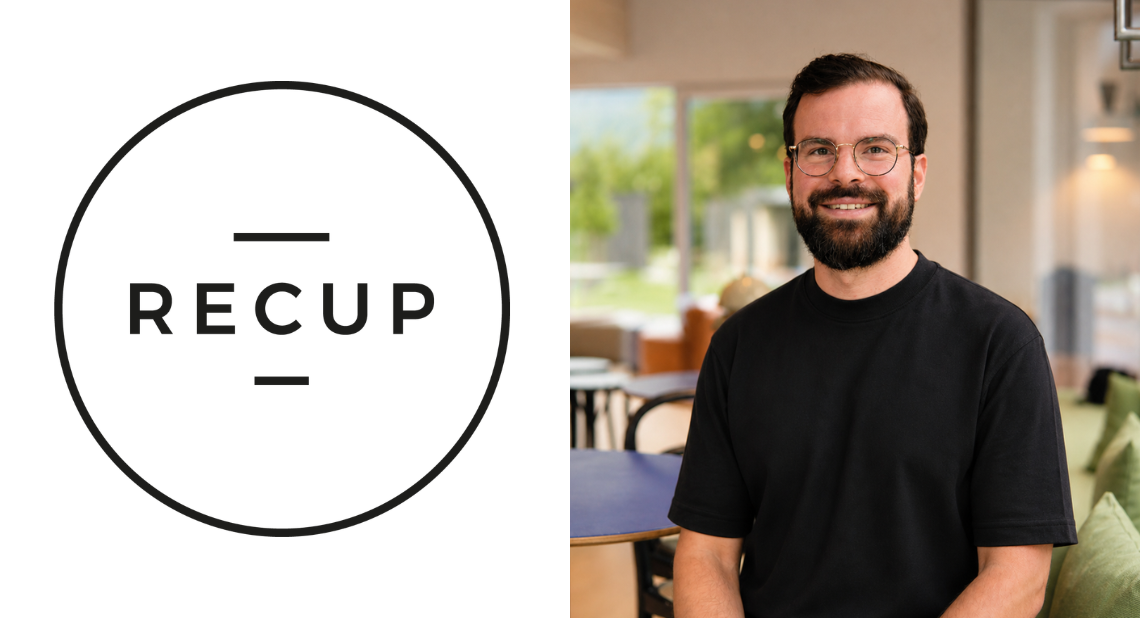 Mann mit Brille und schwarzem T-Shirt in modernem Büroraum mit grünen Pflanzen im Hintergrund. Links das RECUP-Logo. Rechts Porträtfoto des Mannes, lächelnd.