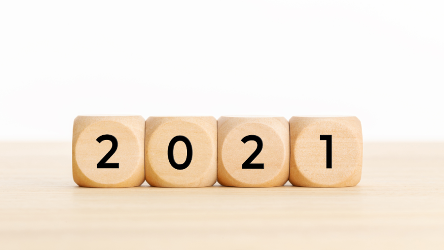 Die Zahl 2021 auf etwas, das so aussieht wie Würfel