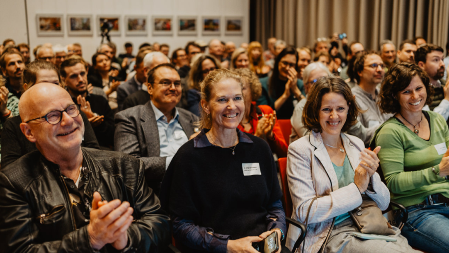 BNW Mitglieder sitzen zusammen