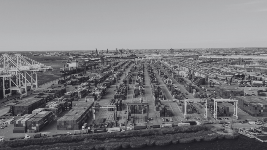 Hafen mit Containern und Schiffen