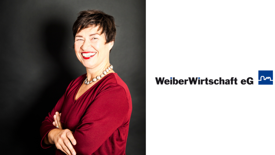 Katja von der Bay in einem roten Oberteil lacht in die Kamera vor einem dunklen Hintergrund. Auf der Rechten Seite des Bildes ist das Logo von WeiberWirtschaft eG vor einem weißen Hintergrund