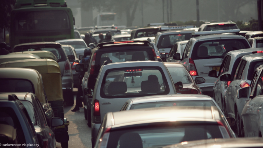 Autos stehen im Stau