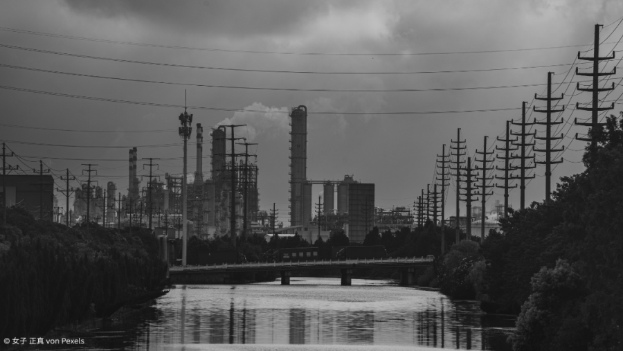 Flucht auf Fabrik mit Fluss und Strommasten in Schwarz-Weiß