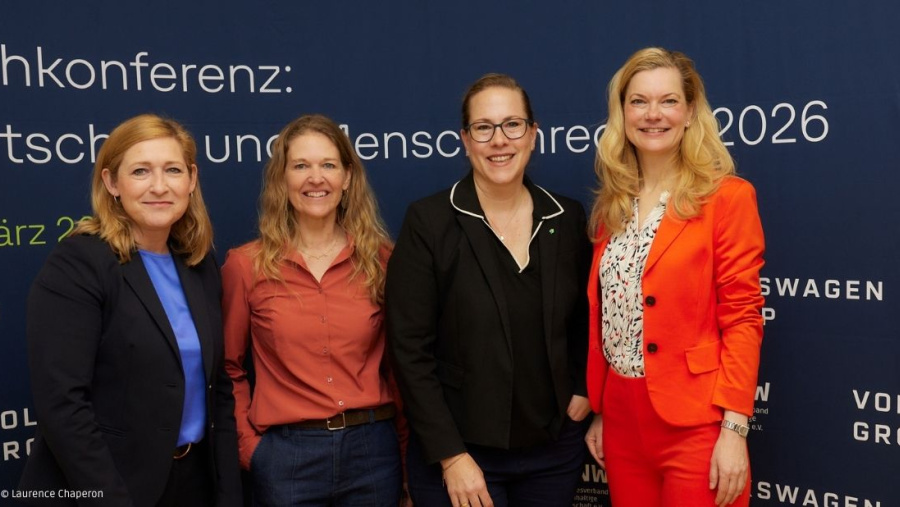 Gruppenbild unter anderem mit Katharina Reuter und Antje von Dewitz auf der Fachkonferenz zum Thema Menschenrechte