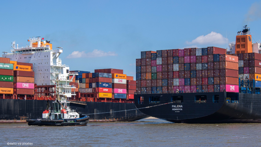 Containerschiffe und Schlepper auf Wasser